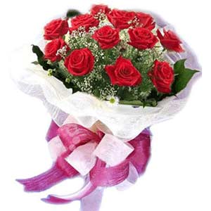  Manisa hediye sevgilime hediye çiçek  11 adet kırmızı güllerden buket modeli