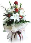  Manisa çiçek servisi , çiçekçi adresleri  4 kirmizi gül , 1 dalda 3 kandilli kazablanka