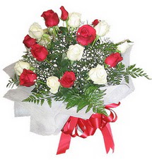  Manisa çiçek online çiçek siparişi  12 adet kirmizi ve beyaz güller buket