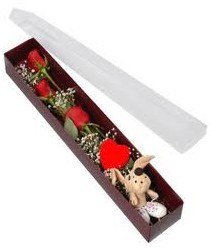 kutu içerisinde 3 adet gül ve oyuncak  Manisa çiçek gönderme 