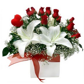  Manisa kaliteli taze ve ucuz çiçekler  1 dal kazablanka 11 adet kırmızı gül vazosu